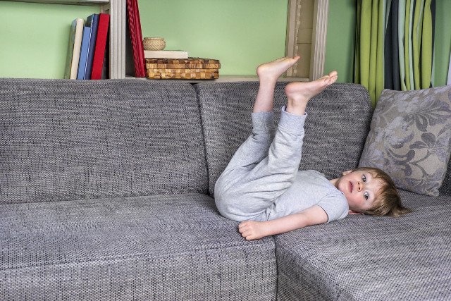 Dziecko leży na kanapie? Zmień to. Obowiązki domowe 3-latka.