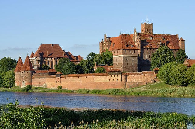 Zamek w Malborku to przykład średniowiecznej architektury obronnej