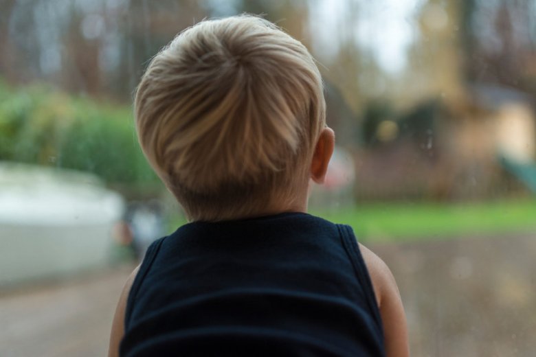 Chłopiec bawił się w domu i nagle zniknął