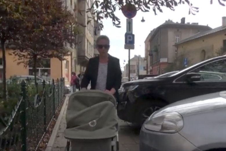 Kierowcy tarasują chodniki i utrudniają przejście matkom z wózkami.