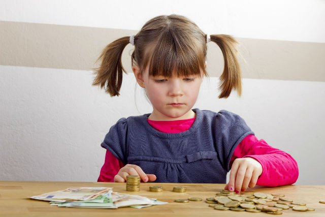Pomaganie przy pracach domowych w zamian za przyjemności dziecka, zwiększa świadomość finansową.