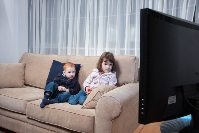 Nie ma rady na dzieci, które godzinami siedzą na kanapie i oglądają telewizję? Jest, tylko trzeba je dobrze zmotywować