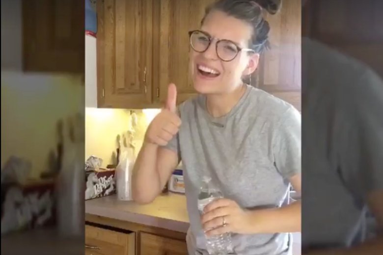 Liz nagrywa filmy, które mają pomóc innym matkom w nabraniu dystansu do macierzyństwa i obowiązków domowych.