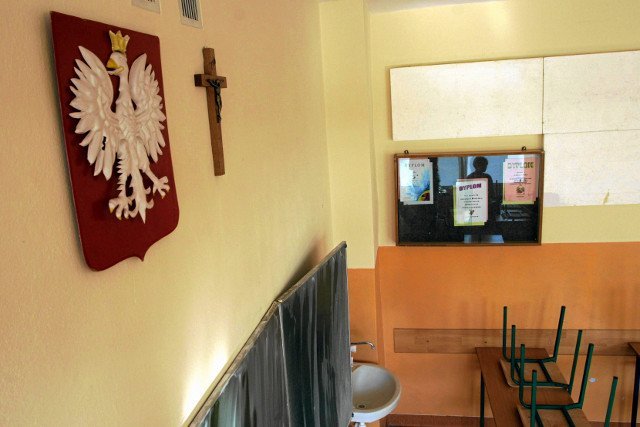 Tablice z Dekalogiem zawisły przy drzwiach wejściowych do pięciu szkół.