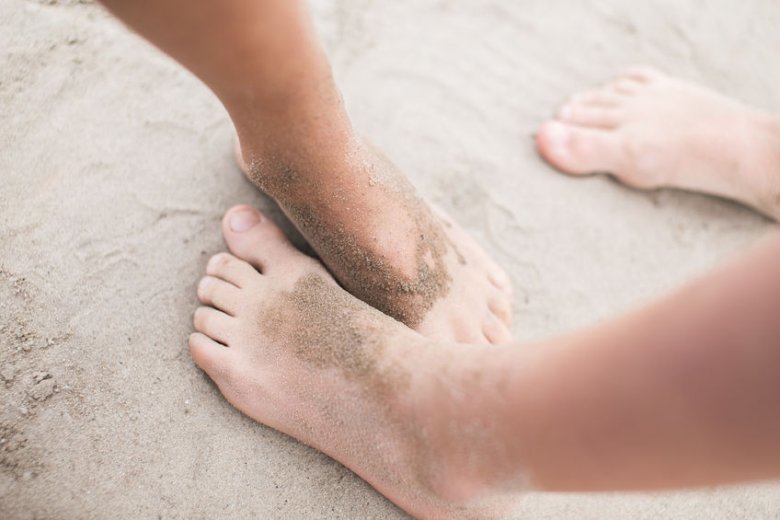 Usuwanie piasku z nóg to najmniej przyjemna część plażowania. Najgorsze jet to, że zawsze nie ma gdzie usiąść!