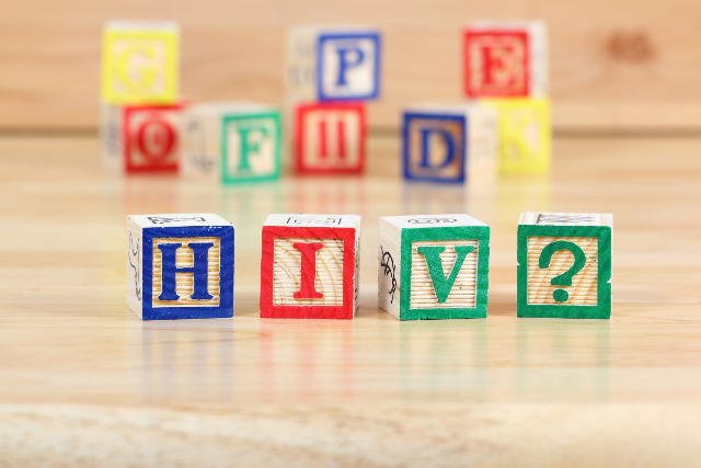 W Polsce nosicielstwo wirusa HIV zdiagnozowano u ponad stu dzieci.