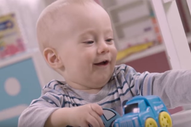 Dzieci w wieku 9-12 miesięcy stawiają swoje pierwsze kroki.