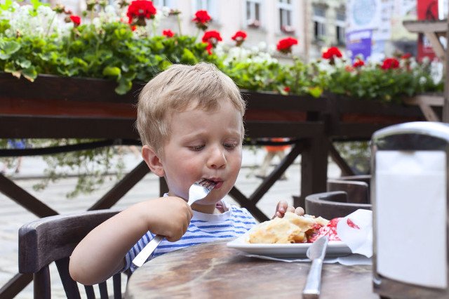 Wakacje to czas, kiedy częściej odwiedzamy z dziećmi restauracje i kawiarnie