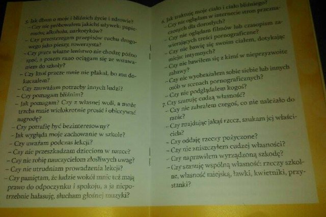 Książeczkę wręcza się 9-latkowi przed pierwszą spowiedzią.
