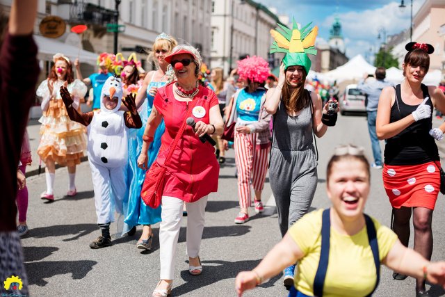 Anna Czerniak, prezes zarządu Fundacji „Dr Clown” i wolontariusze Fundacji