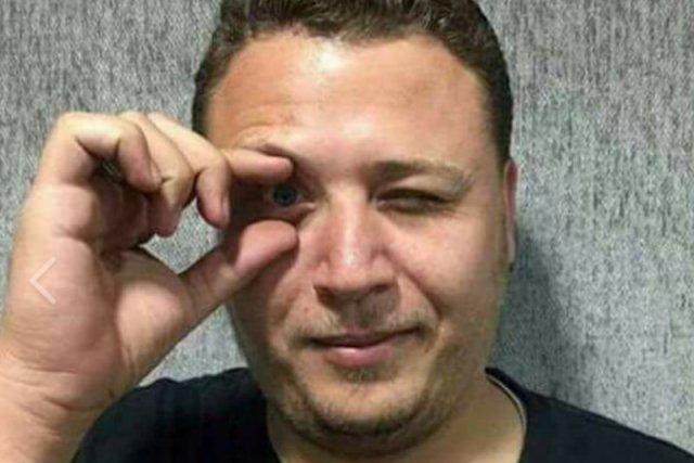 Wszyscy w imię solidarności z 5-letnią sierotą z Jemenu robią zdjęcie z charakterystycznym gestem.