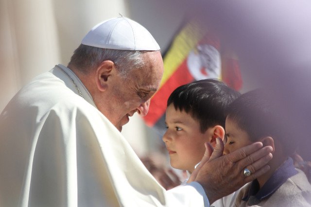 Papież Franciszek nie boi się mocnych słów, często apeluje też o obronę najmłodszych i poszanowanie ich godności.