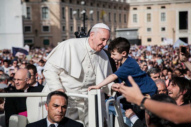 Papież ochrzcił dzieci i zachęcał matki do karmienia piersią