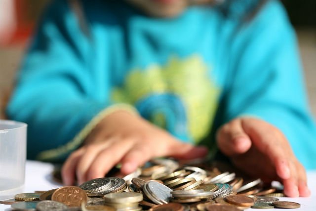 Dzieci w wieku przedszkolnym zwykle nie wiedzą, skąd biorą się pieniądze.