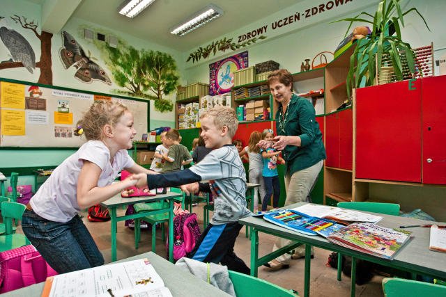 Większość sześciolatków, które poszły do szkoły wcześniej, zostało w pierwszej klasie.