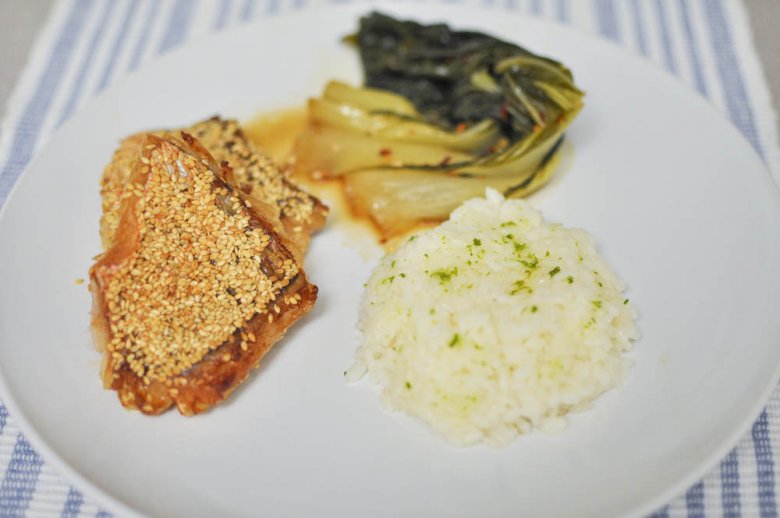 Lucjan w sezamie z bok choy i aromatyzowanym ryżem