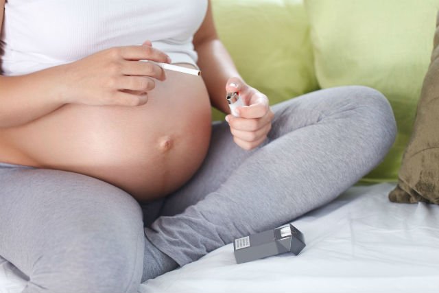 Palenie w czasie ciąży jest niebezpieczne dla matki i dziecka.