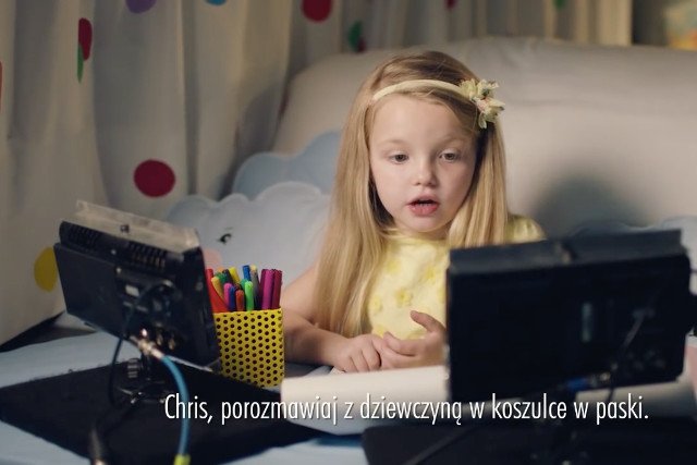 Dzieciaki podają dorosłym dokładne instrukcje. Mówią, jak mają się zachowywać i co powiedzieć.