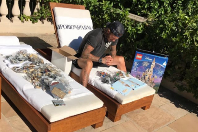 David Beckham z rezygnacją pochyla się nad 4 tys. elementów klocków lego.