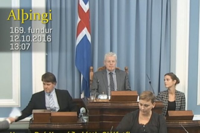 Islandzka posłanka Unnur Bra Konradsdottir karmi piersią na mównicy w parlamencie.