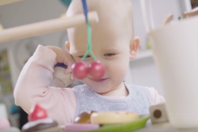 Dziecko po szóstym miesiącu życia uczy się siedzieć, komunikować i przemieszczać.