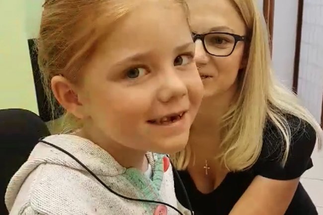 Taliyah podczas mierzenia aparatu cieszyła się, że wszystko wreszcie słyszy