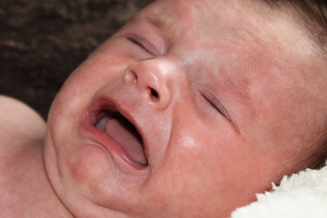 Wkładanie dziecku smoczka do ust i zaklejanie go taśmą to przemoc. Przynajmniej według psycholożki i położnej
