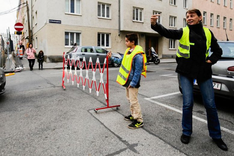 Dzieci nie muszą docierać do szkoły pieszo, ale wychodzenie z samochodu pod samymi drzwiami placówki też nie jest najlepszym wyjściem