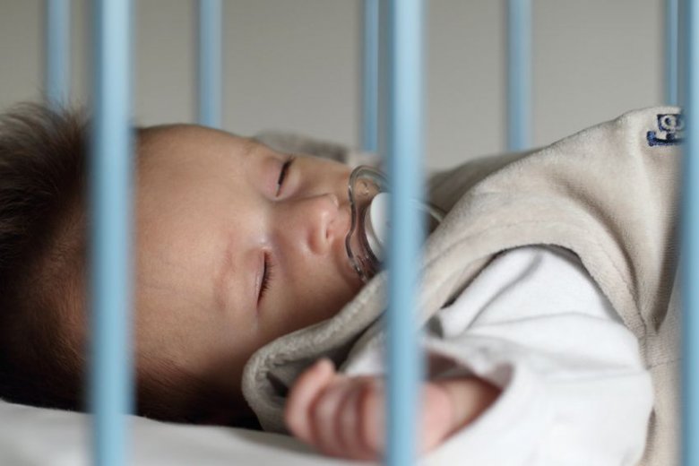 Pozycja na plecach jest jedyną prawidłową pozycją snu dla noworodków i niemowląt.