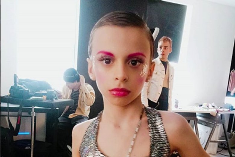 "Jestem najmłodszym członkiem kultowego vogue House of UltraOmni i założycielem pierwszego drag house dla drag kids, @hausofamazing. Jestem nagradzaną zwolenniczką LGBTQ +. Moje motto to "Bądź sobą, zawsze."