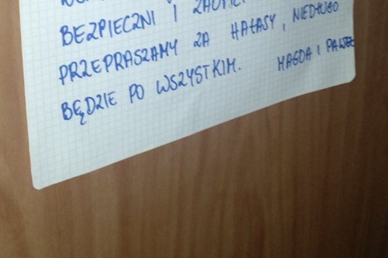 Taka notatka pojawiła się na drzwiach mieszkania, w którym odbywał się poród domowy
