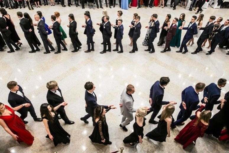 Na studniówkę uczniowie czekają przez kilka lat. W tym roku bal będzie wyglądał inaczej niż zwykle?