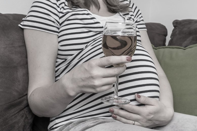 Nawet jeden kieliszek wina w ciąży może być groźny dla płodu