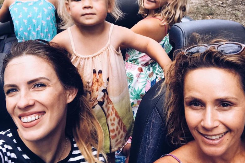 Monika Mrozowska w towarzystwie dzieci i przyjaciółki