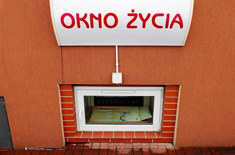 Zdaniem ONZ-owskich ekspertów tzw. okna życia powinny być zastępowane bardziej systemowymi rozwiązaniami. Na przykład prawem do anonimowego porodu