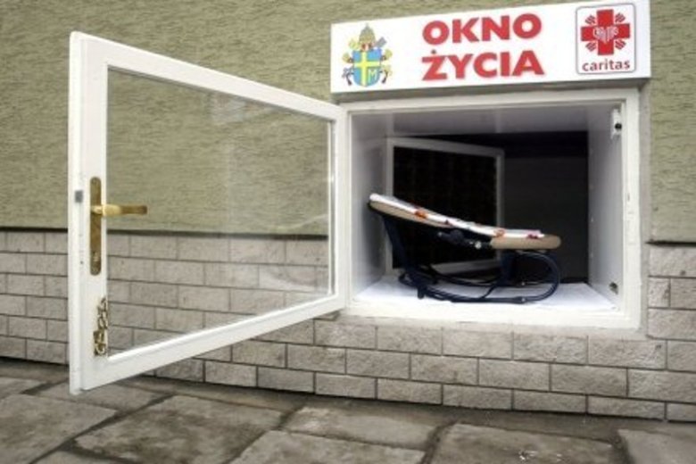 W Oknie Życia w Świdnicy zostało zostawione dziecko. To zdrowy chłopiec
