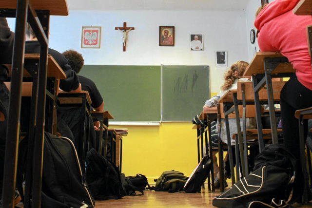 Przybywa szkół, w których uczniowie chodzą zarówno na etykę, jak i na religię.