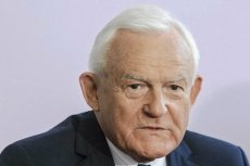 Umawiam się z moim adoptowanym bratem