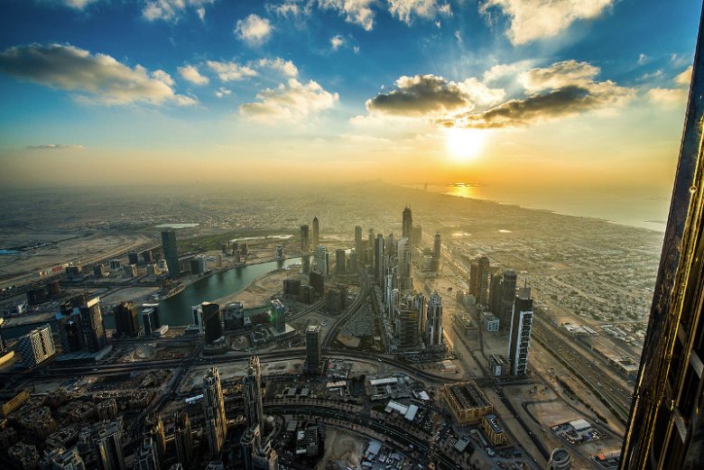 Co warto zwiedzić na rodzinnych wakacjach w Dubaju? Na zdjęciu panorama słynnej metropolii Zjednoczonych Emiratów Arabskich