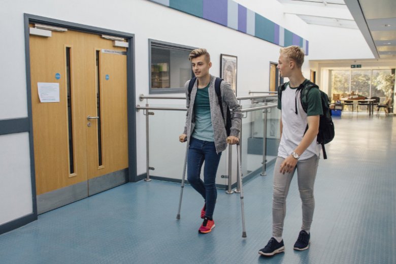 Ubezpieczenie szkolne zapewnia dziecku ochronę od następstw nieszczęśliwych wypadków polegających na uszkodzeniu ciała, rozstroju zdrowia lub śmierci. Na co zwracać uwagę przy wyborze tej polisy?
