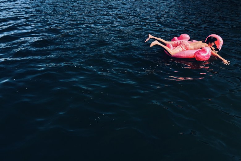 Dmuchane flamingi nie tak dawno temu były hitem Instagrama. Teraz goszczą już na każdej polskiej plaży