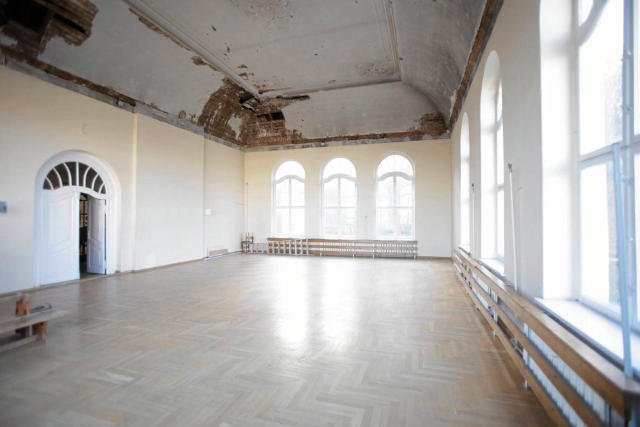 Sala gimnastyczna w jednej ze szkół w Gdańsku. Zajęć wf w niej nie prowadzi się już od 11 lat, bo jej stan techniczny stanowi zagrożenie dla uczniów