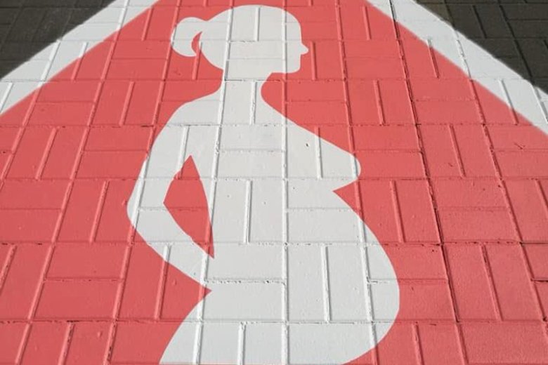 Przed ursynowskim urzędem pojawiły się miejsca parkingowe dla ciężarnych