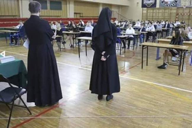 Podczas egzaminów uczniów pilnują emeryci, strażacy, księża, siostry zakonne...